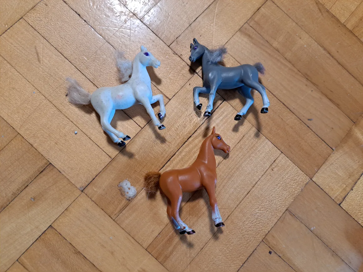 Horse Figurines Lot image indicator(3)