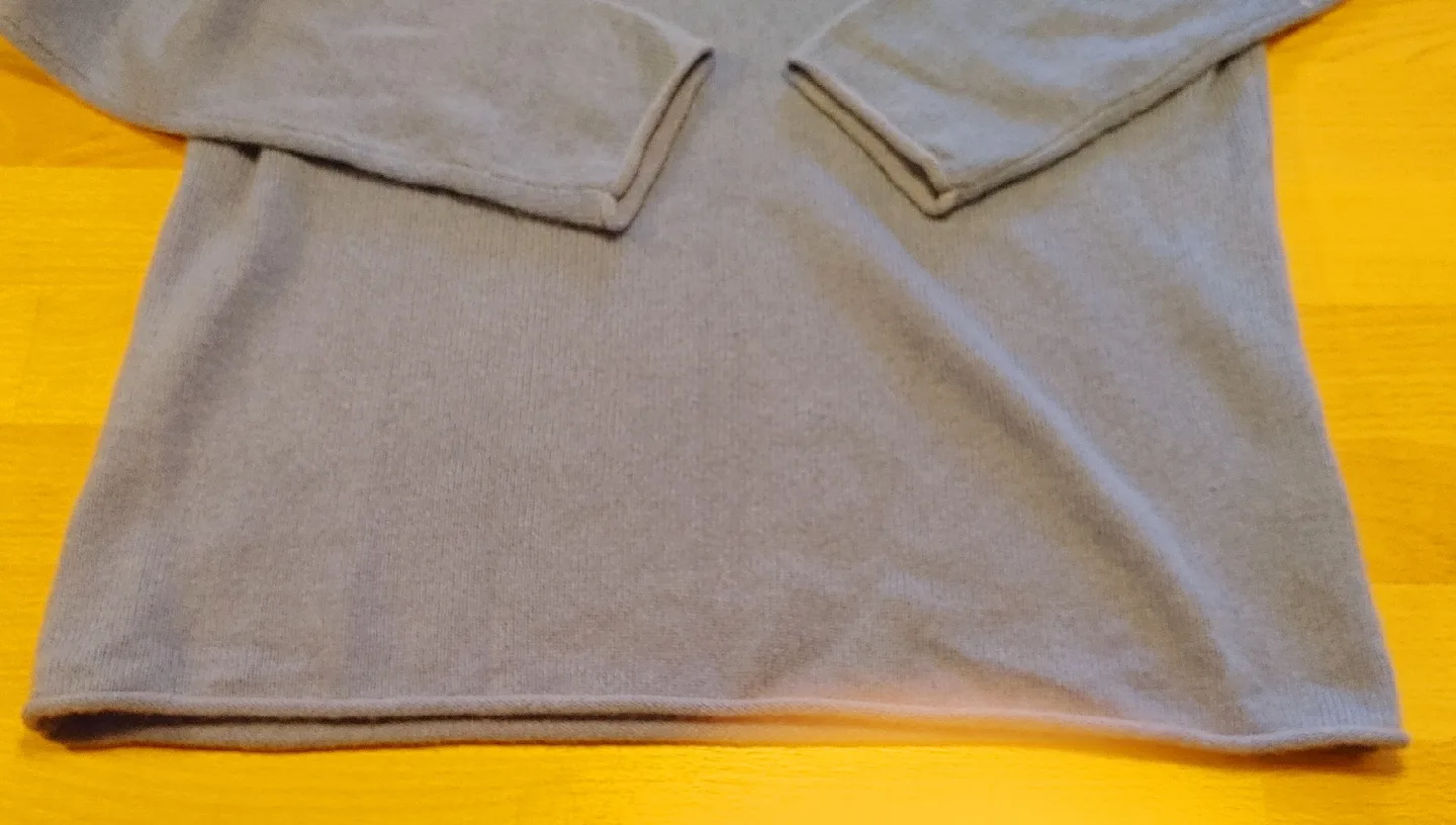 Tahari Pure Luxe Cashmere Sweater - Size M image indicator(4)