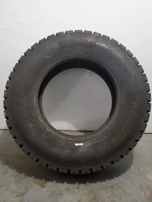 Michelin xdn2 11r24.5 Tire. image indicator(2)
