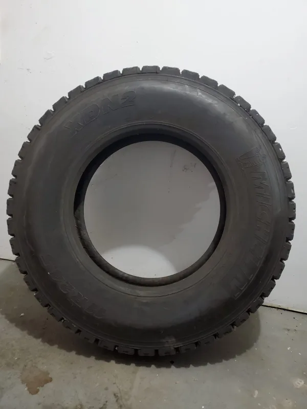 Michelin xdn2 11r24.5 Tire. image indicator(3)