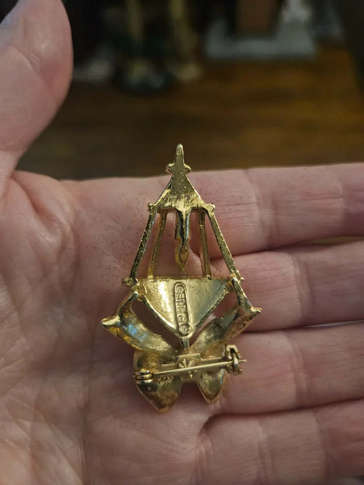 VTG  Garry's Holiday Lantern Brooch Stamp. image indicator(2)