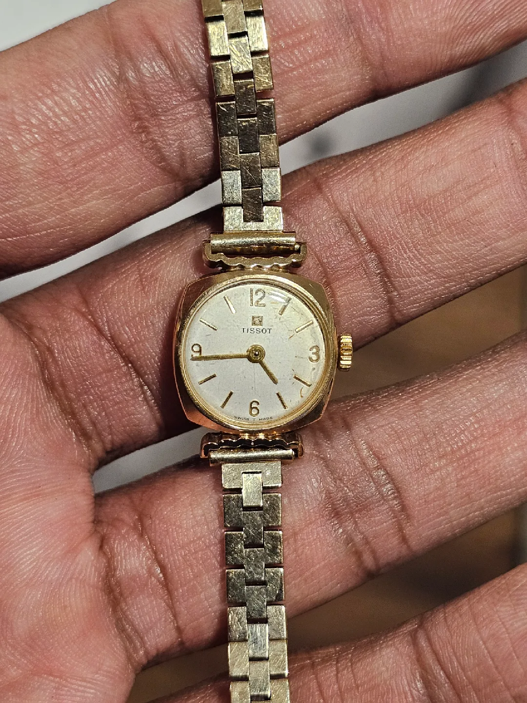 Tissot 9k Solid Gold  Women's Watch image indicator(7)