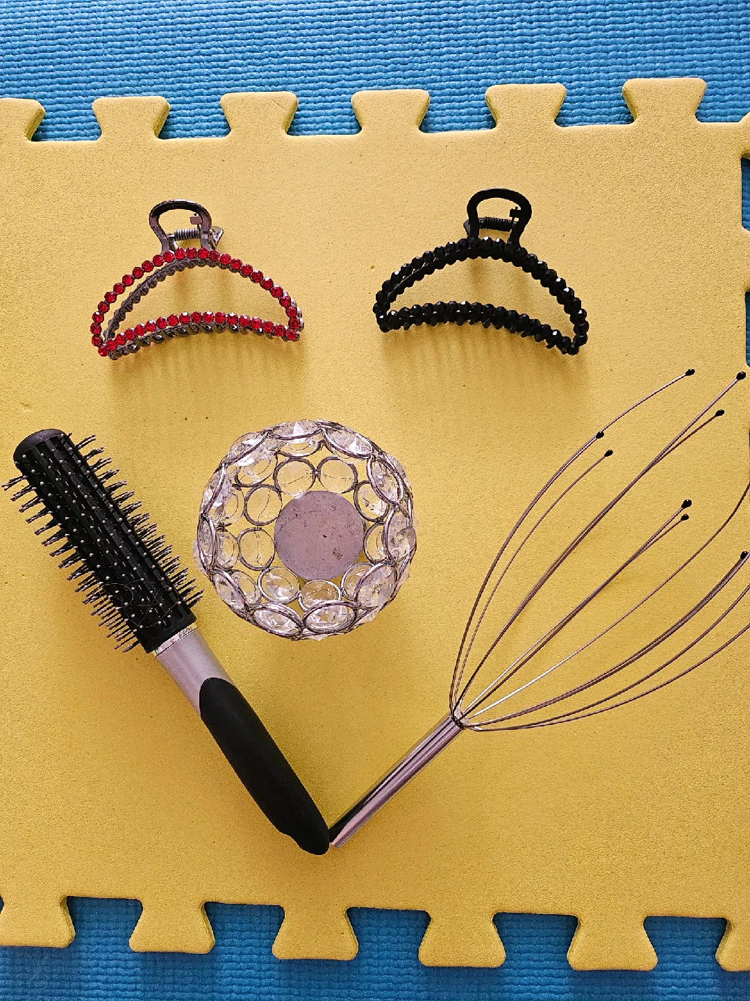 Hair Accessories Bundle: Claws, Brush, Massager thumbnail