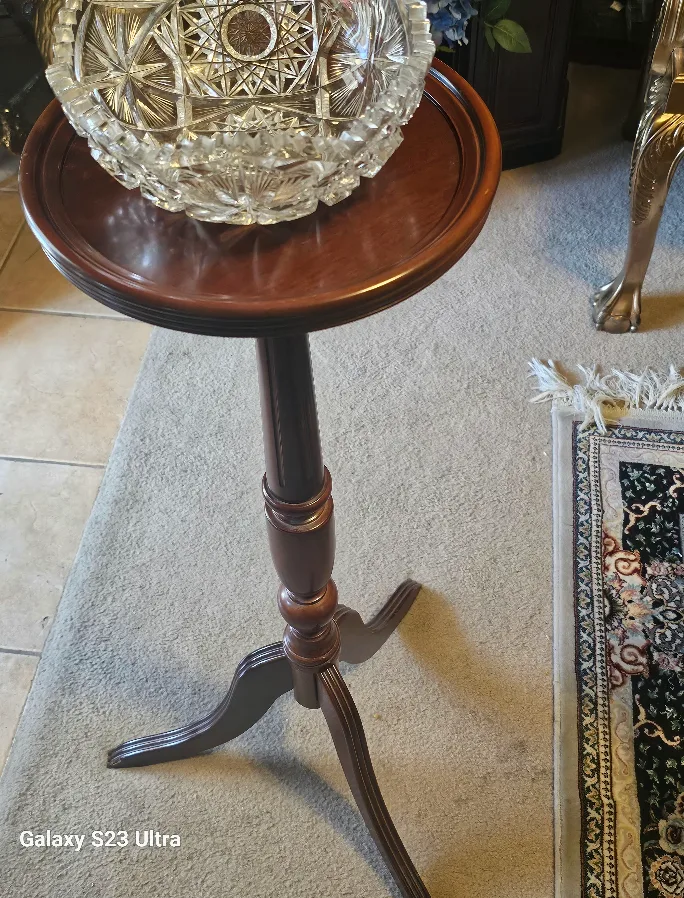 Wooden Pedestal Accent Table - Dark Brown image indicator(4)