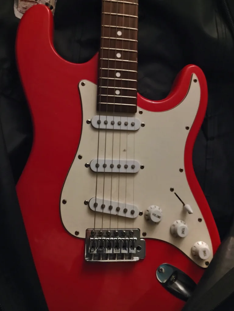 Squier Mini Stratocaster Electric Guitar with Gig Bag image indicator(9)