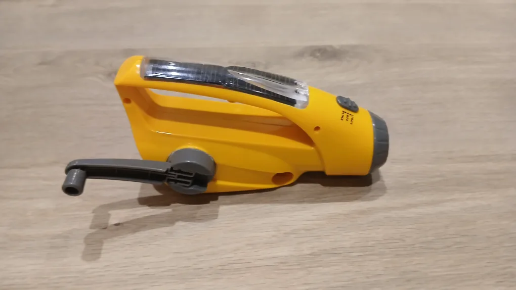 solar and wind up powered flashlight with Radio image indicator(4)