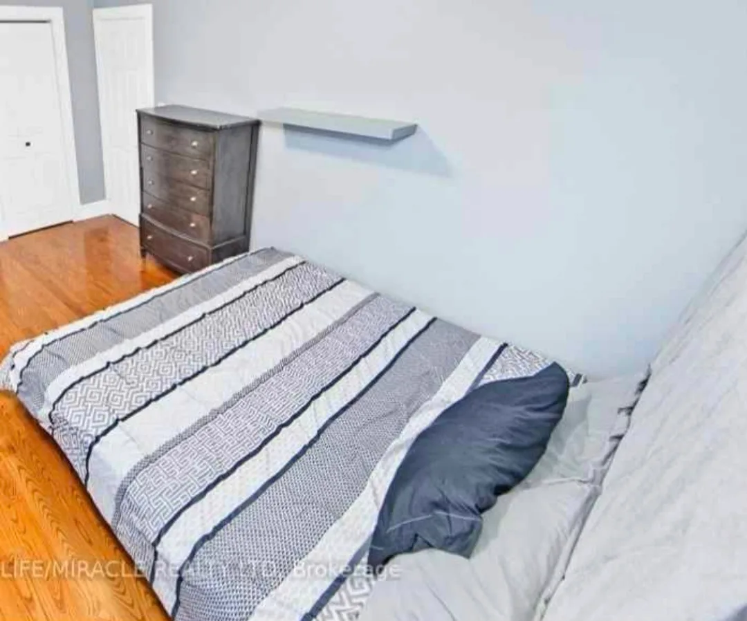 King bedframe, boxspring, chest and 1 night stand image indicator(2)