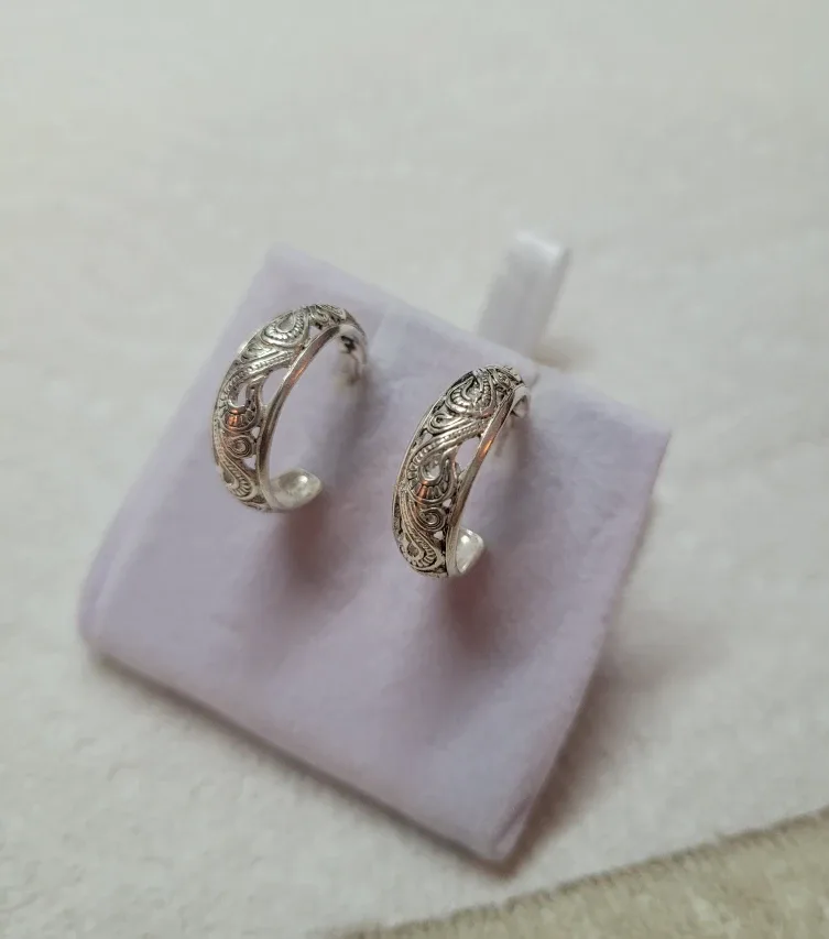 Silver earrings image indicator(3)