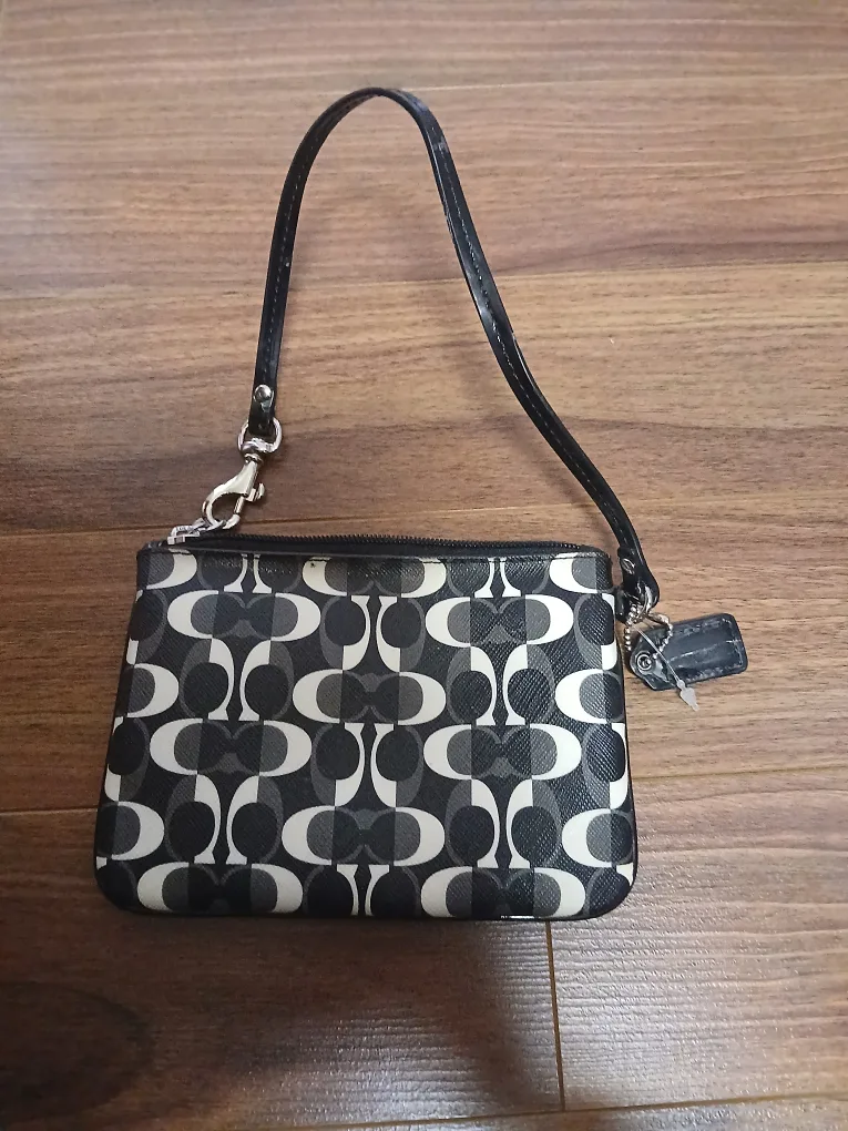 Coach Wristlet image indicator(2)