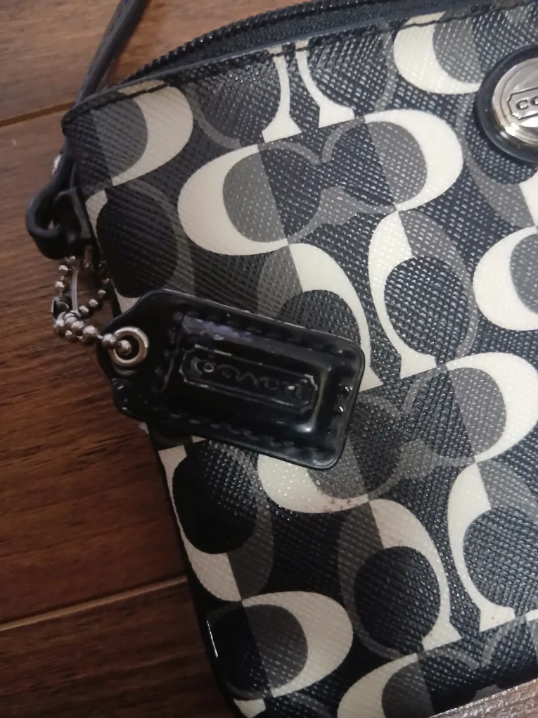 Coach Wristlet image indicator(3)