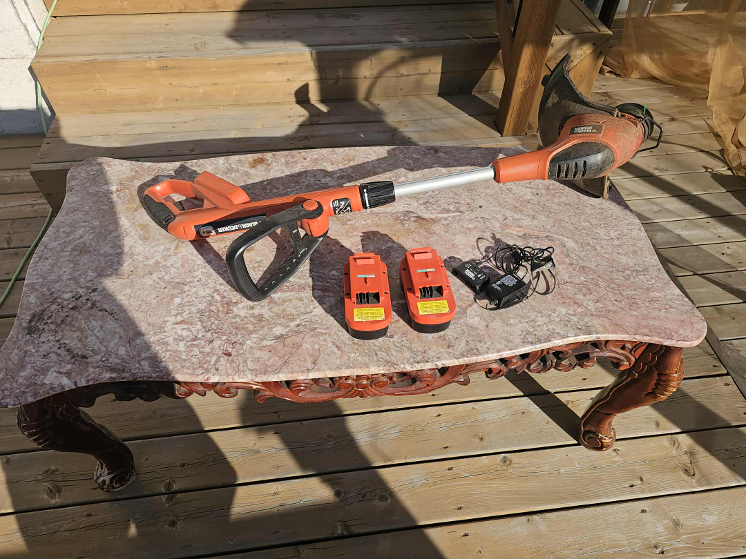 Yardworks Leaf Blower & Black+Decker Grass Trimmer - photo 2