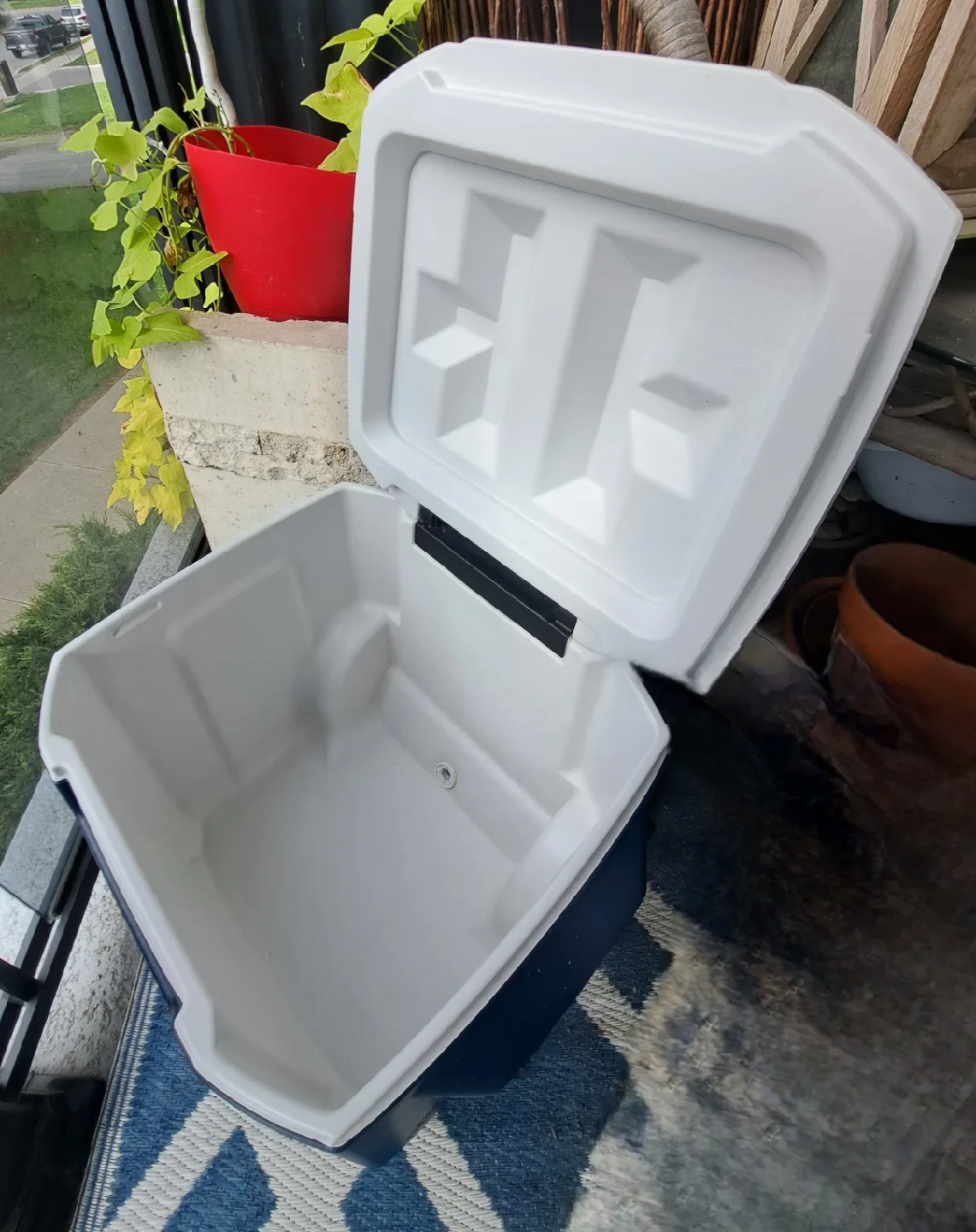 Coleman 45 Quart Wheeled Cooler image indicator(3)