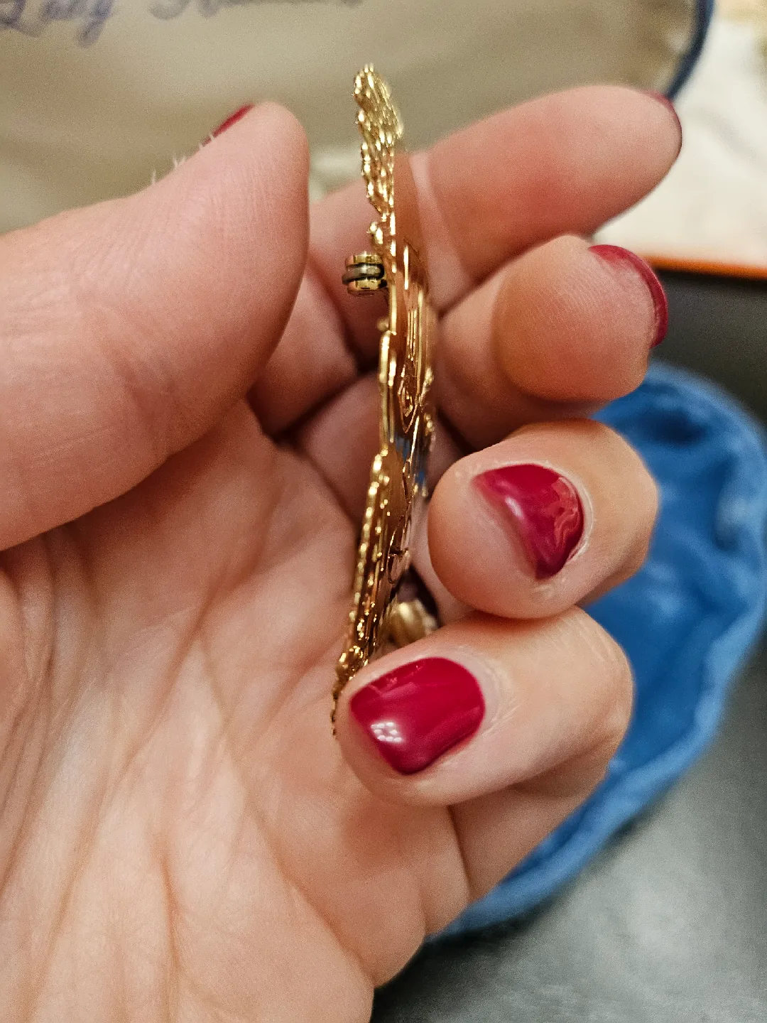 Vintage WB Gold Tone Face Brooch image indicator(8)