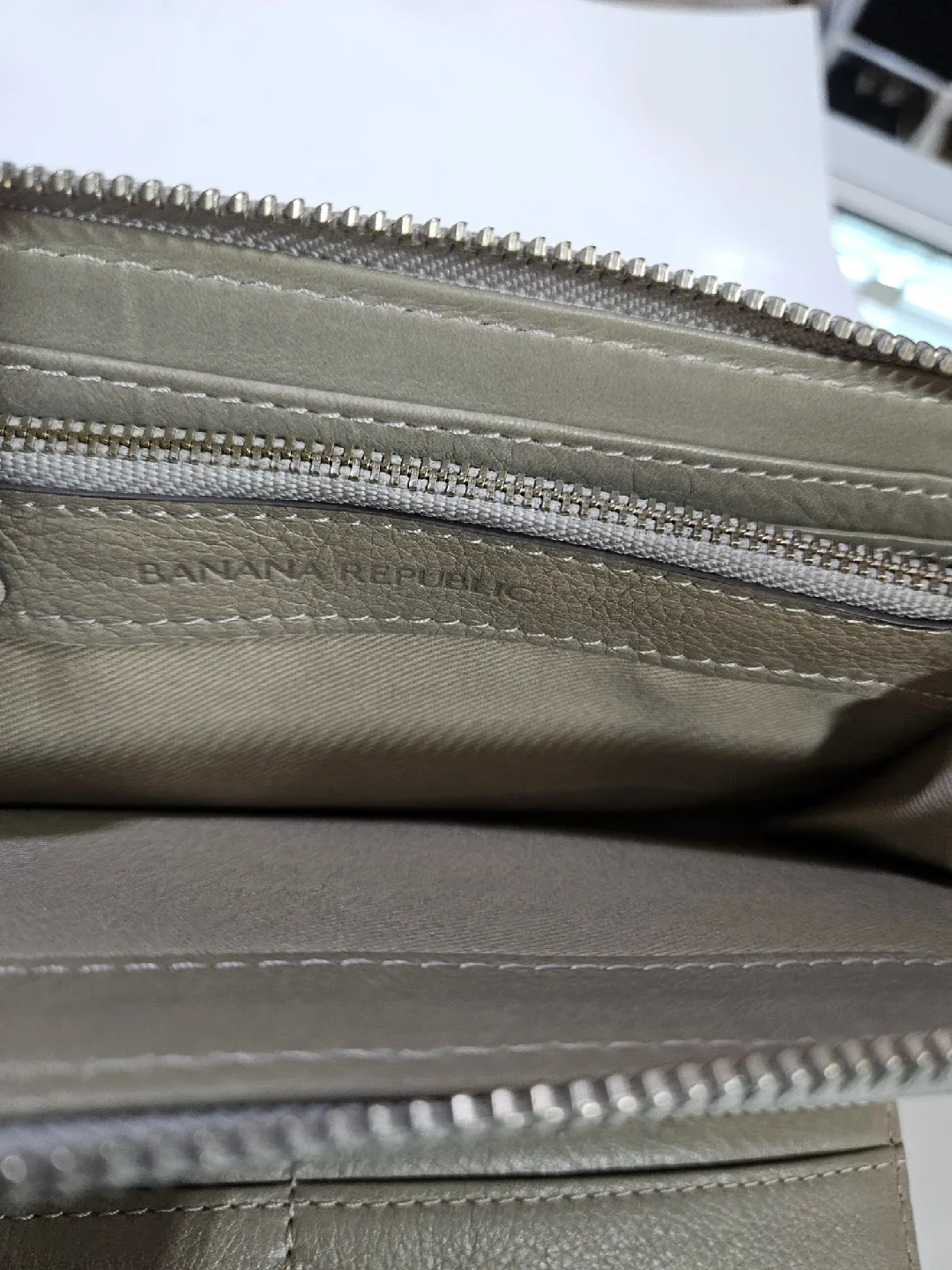 Banana Republic Wallet - Light Grey image indicator(5)