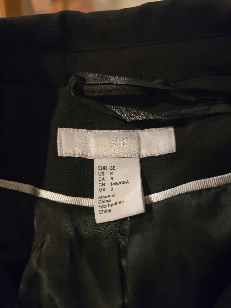 H&M Black Blazer - Size US 8 image indicator(3)