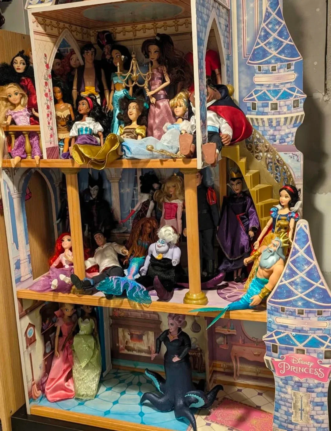 Disney Princess Dollhouse with Dolls image indicator(4)