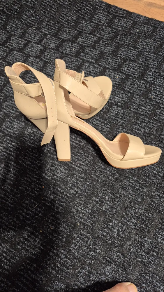 Amoji Beige Heels - Size 8 image indicator(6)