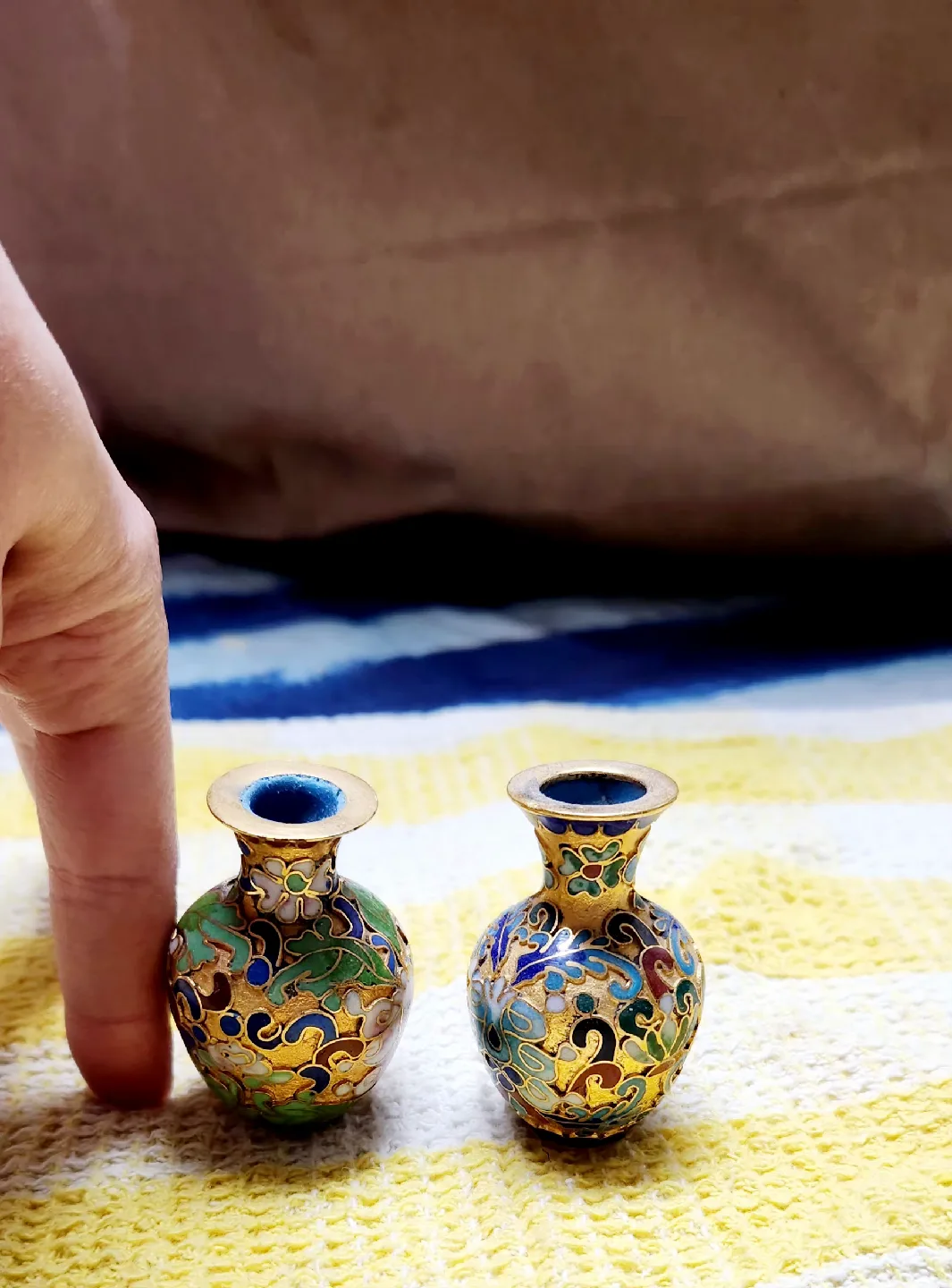New pair of Chinese golden vases thumbnail