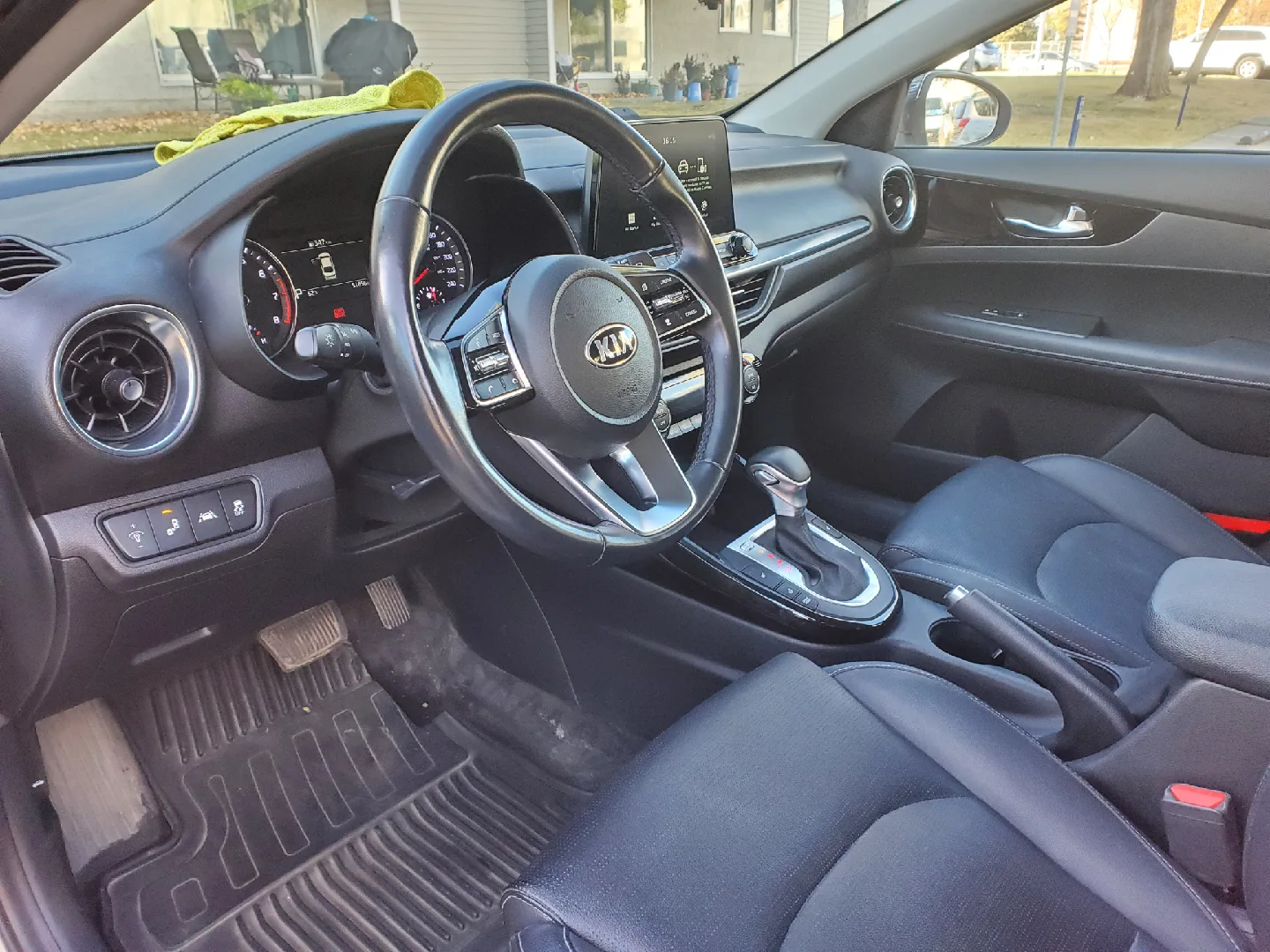 Kia Forte EX - White Sedan image indicator(8)