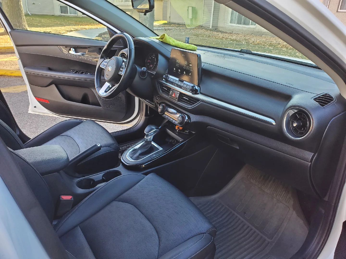 Kia Forte EX - White Sedan image indicator(9)