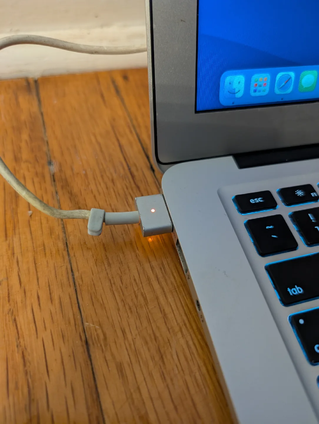 Apple MacBook Air 13-inch (Early 2015) image indicator(9)