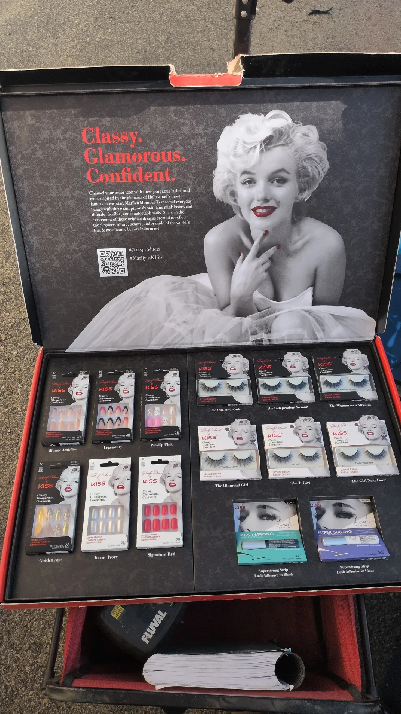 KISS x Marilyn Monroe Limited Edition Nail & Lash Set image indicator(3)