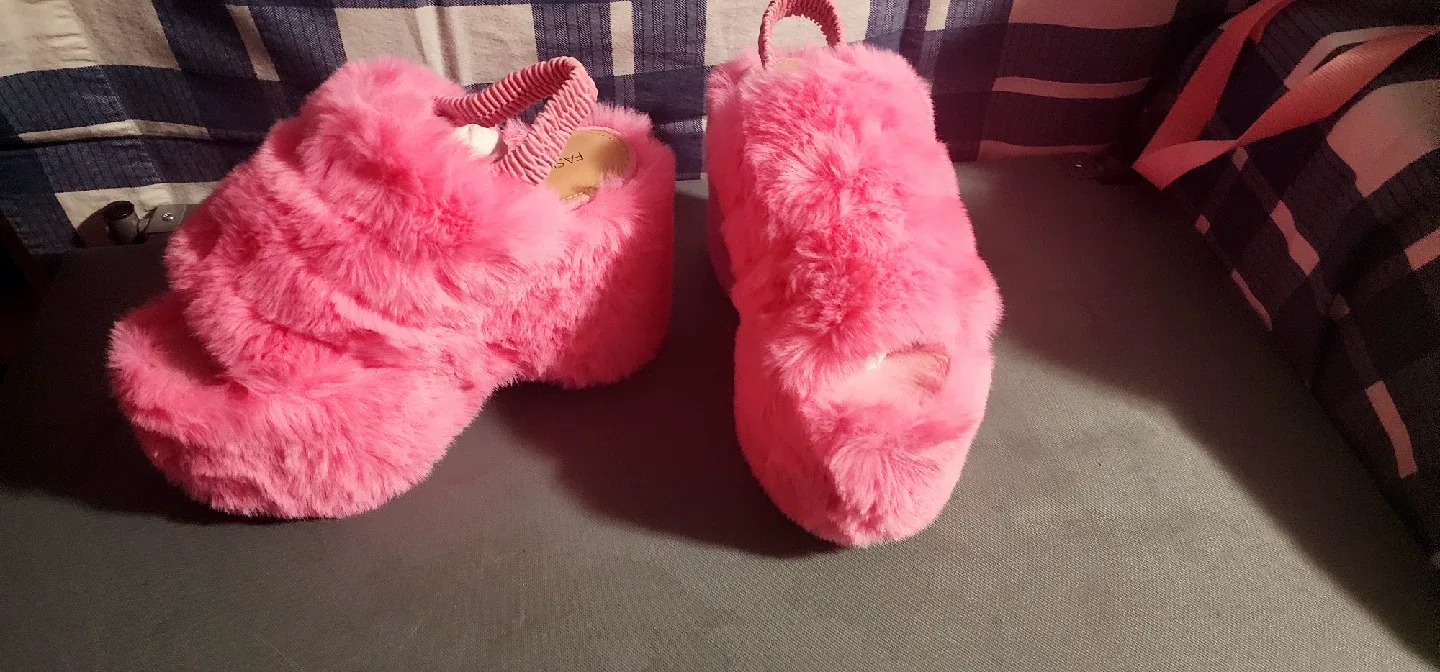 Fashion Nova Pink Fuzzy Slippers image indicator(2)