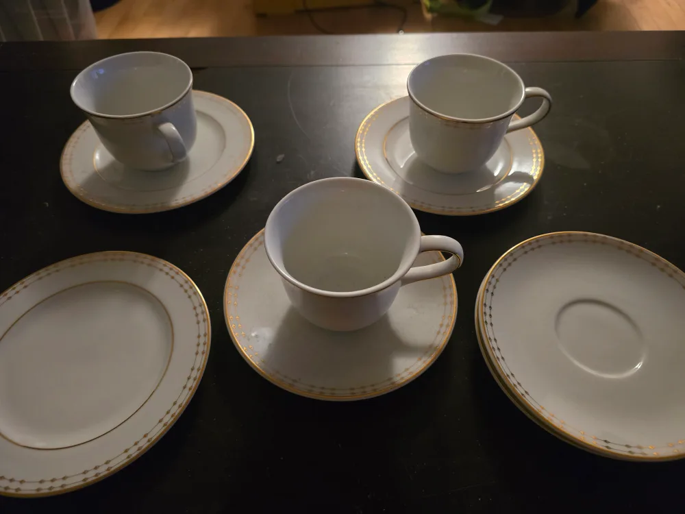 Royal Doulton Classic Rialto Gold Fine Porcelain image indicator(2)