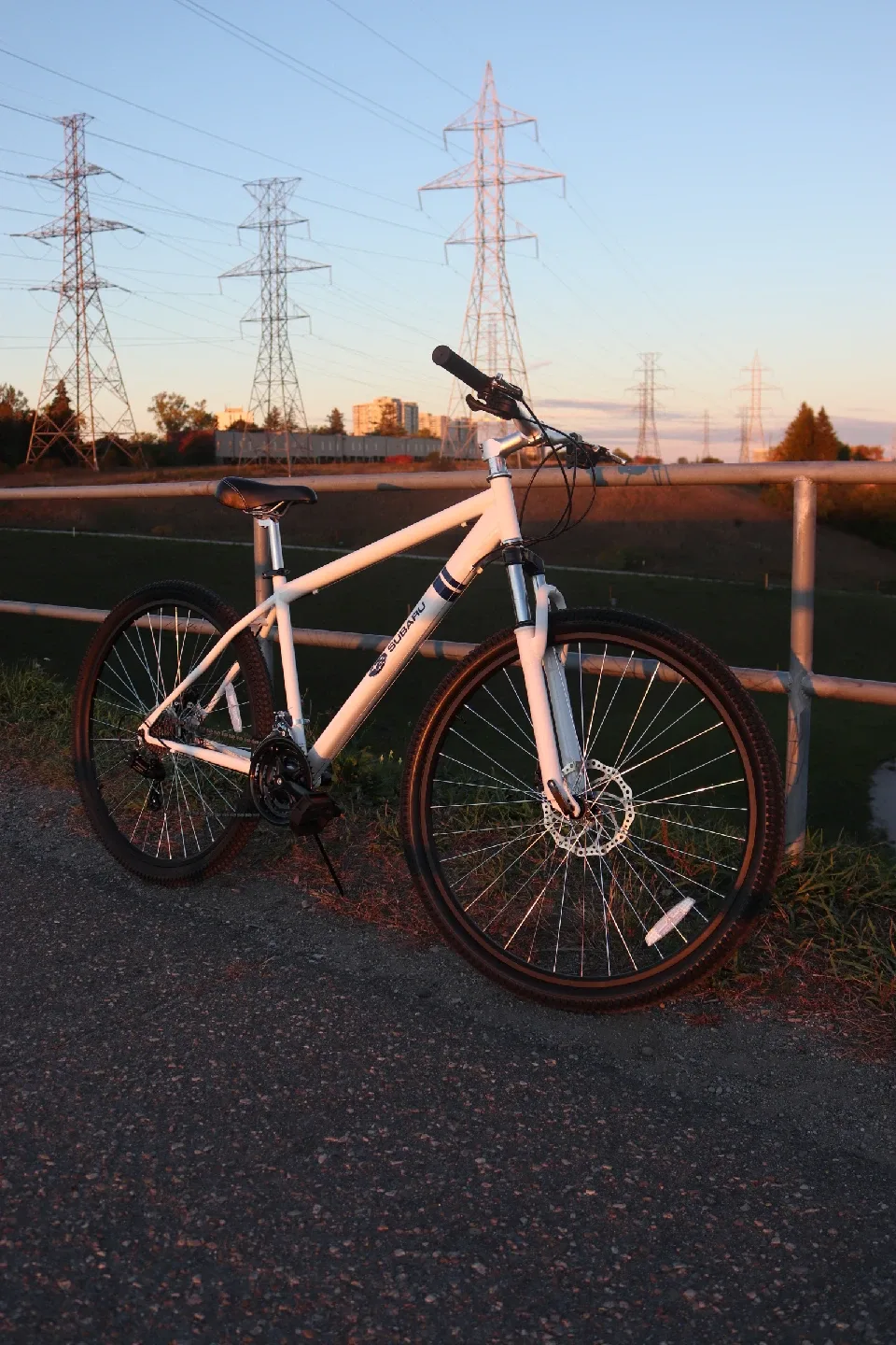Adult mountain bike w/ free lock thumbnail