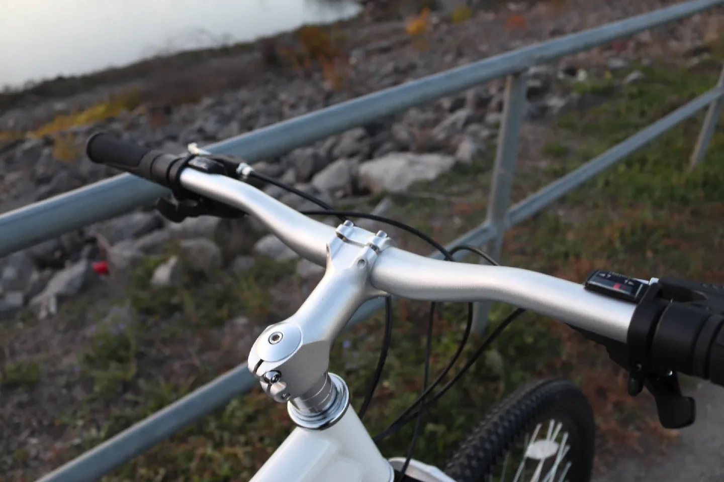 Adult mountain bike w/ free lock image indicator(2)