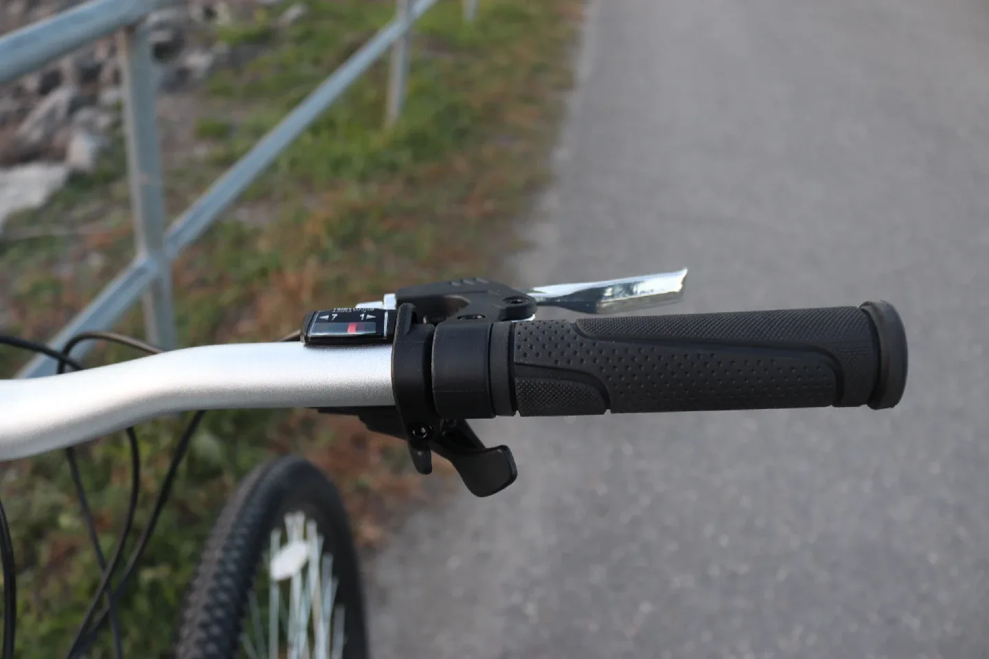 Adult mountain bike w/ free lock image indicator(3)