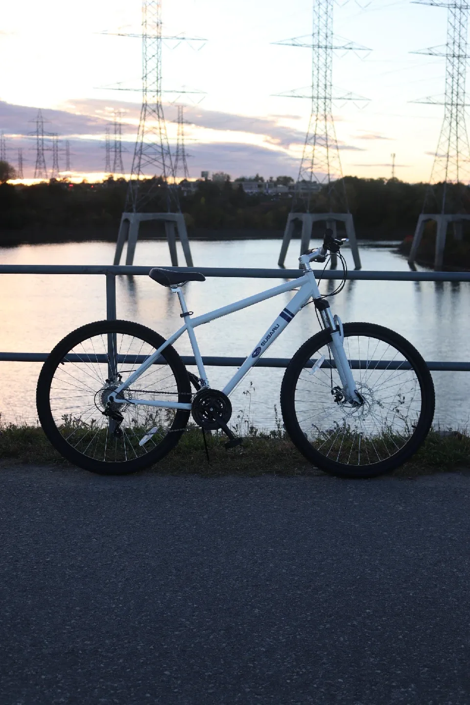 Adult mountain bike w/ free lock image indicator(8)