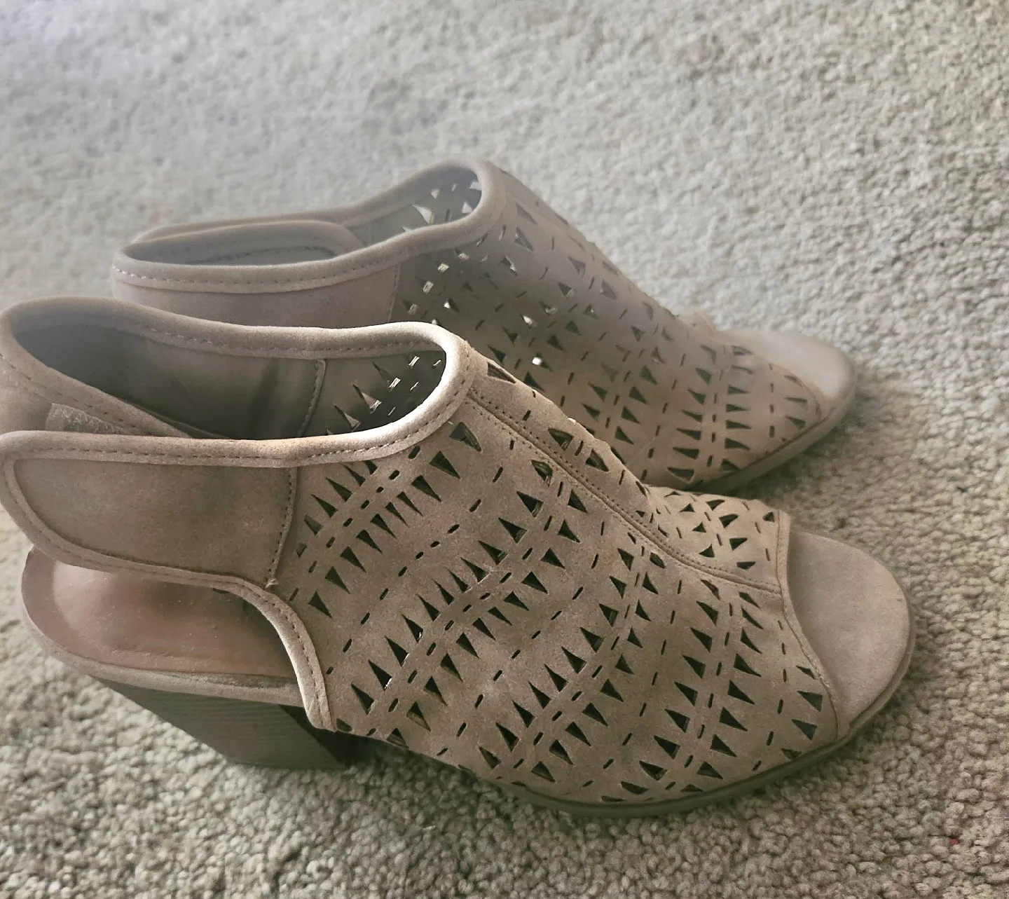 Women Shoes thumbnail