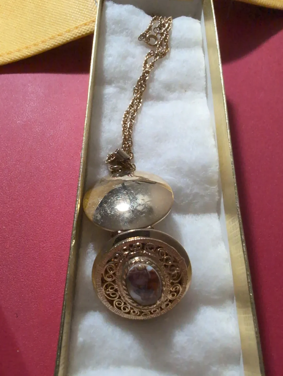 Vintage Gold Tone Locket Necklace image indicator(3)