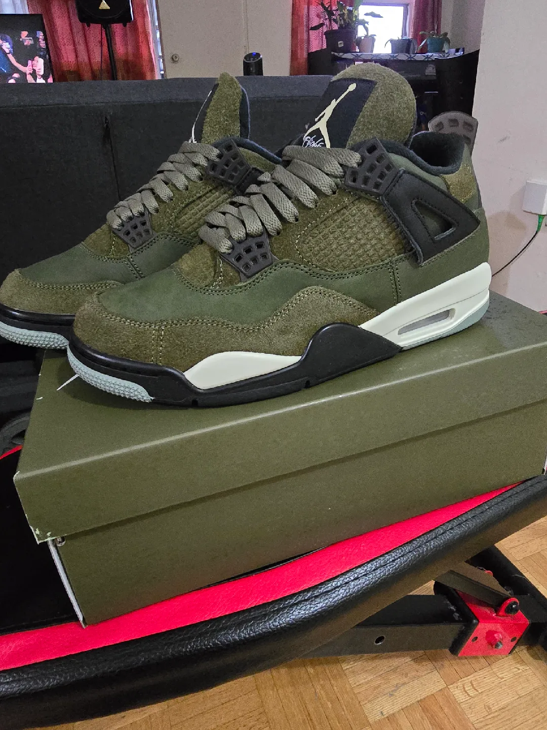 Air Jordan 4 Retro SE Craft olive green size 8.5 image indicator(3)