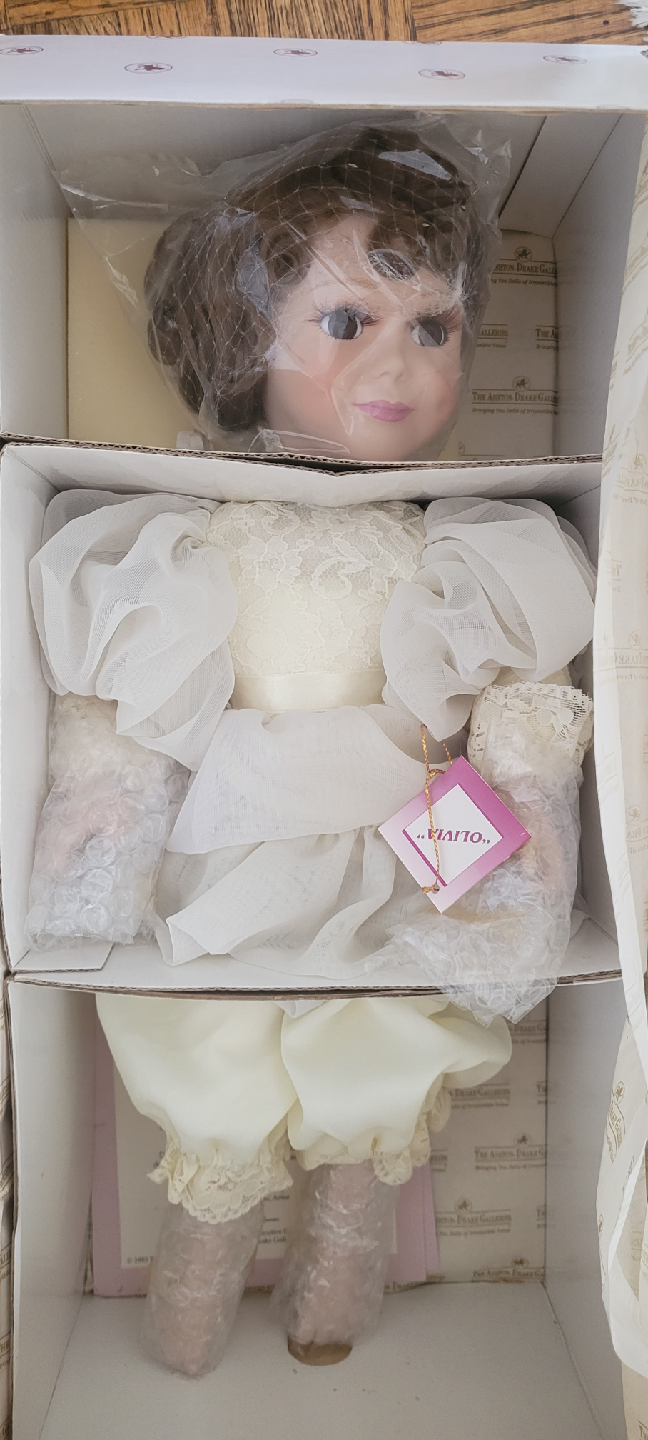 Brand New in box Ashton-Drake Galleries Olivia Doll