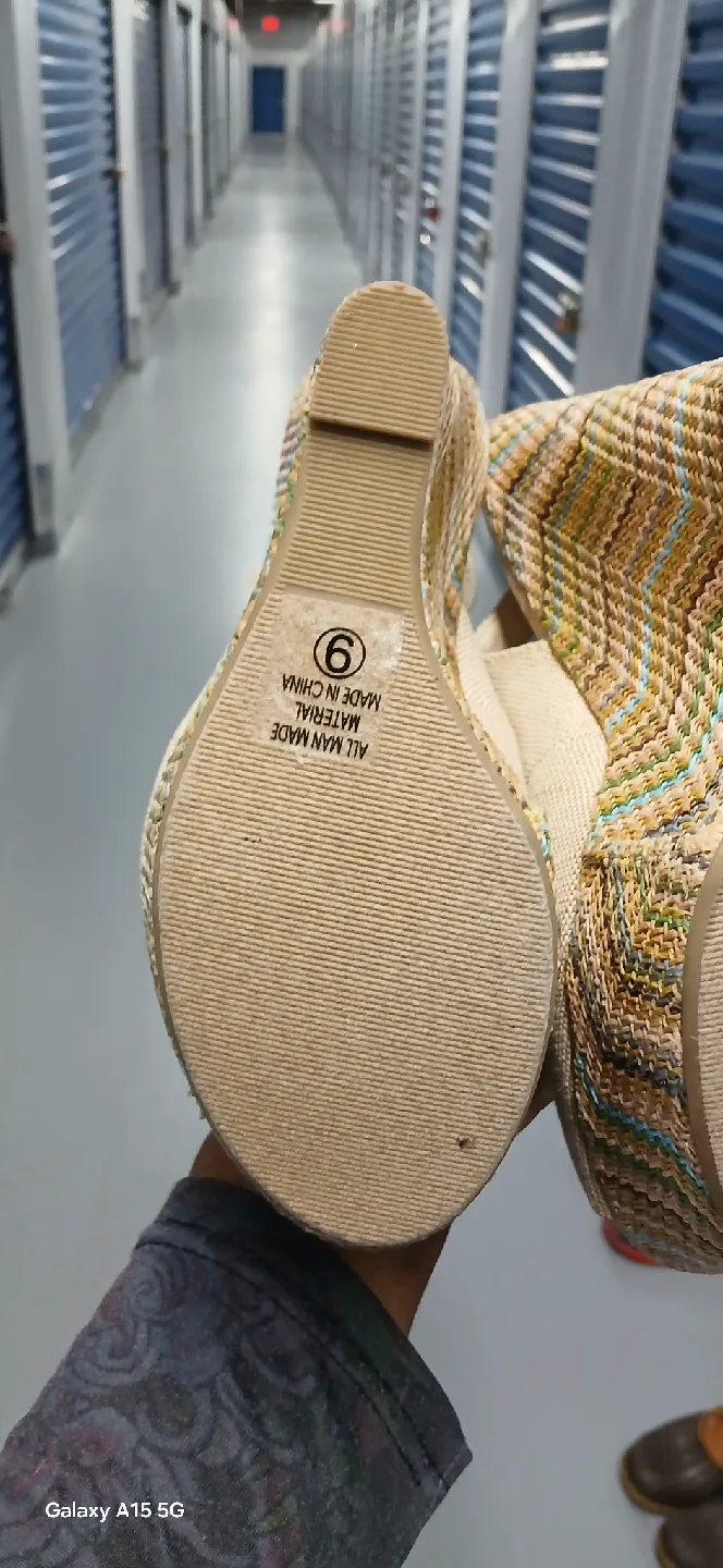 Wedge Sandals - Size 9 image indicator(4)