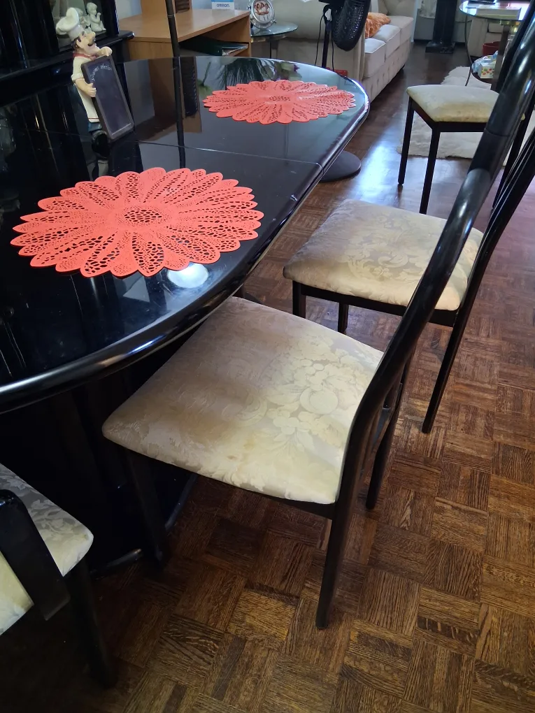 Dining table with 4 chairs image indicator(2)