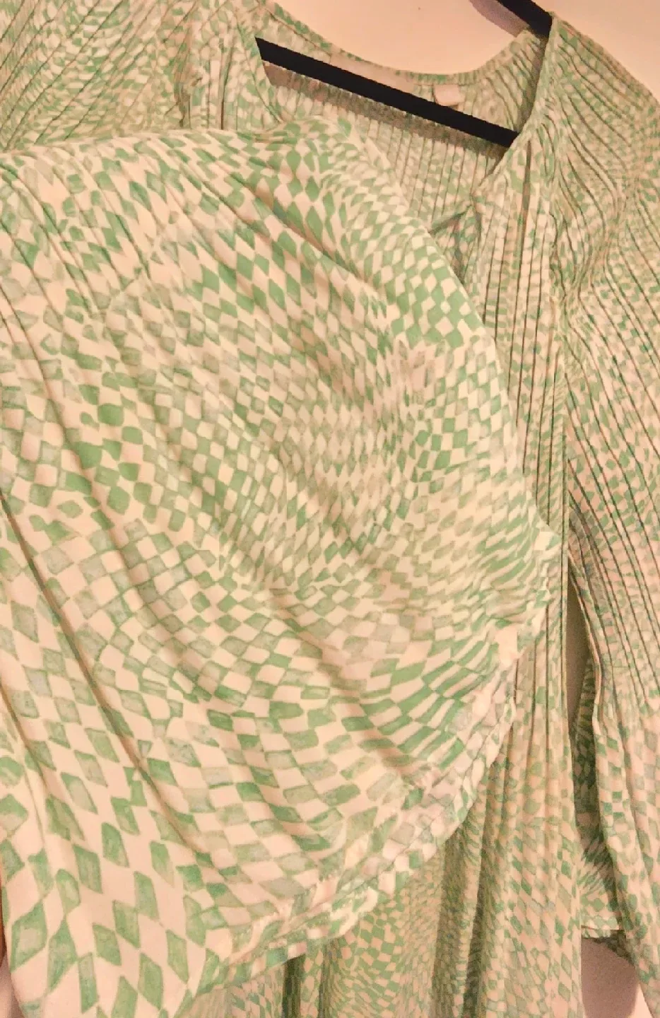 SUNNY LEIGH Green Patterned Blouse Trumpet Sleeves image indicator(2)