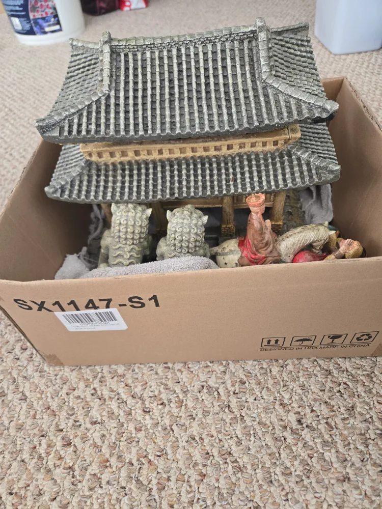 Fish Tank with Decoration image indicator(2)