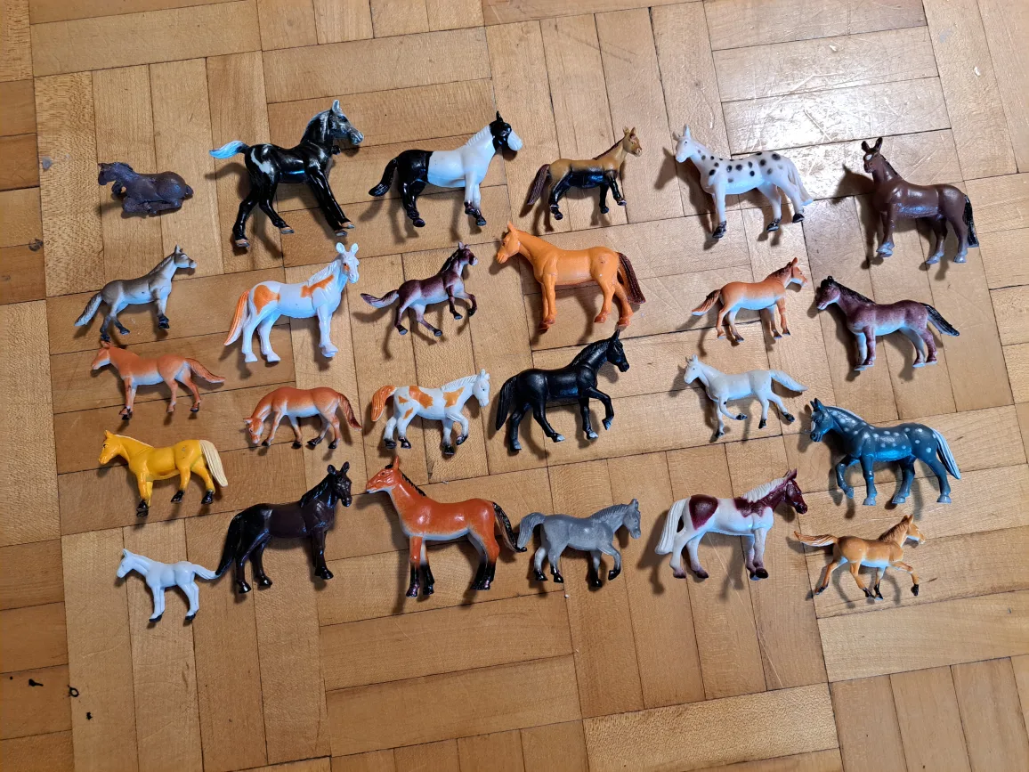 Horse Figurines Lot thumbnail