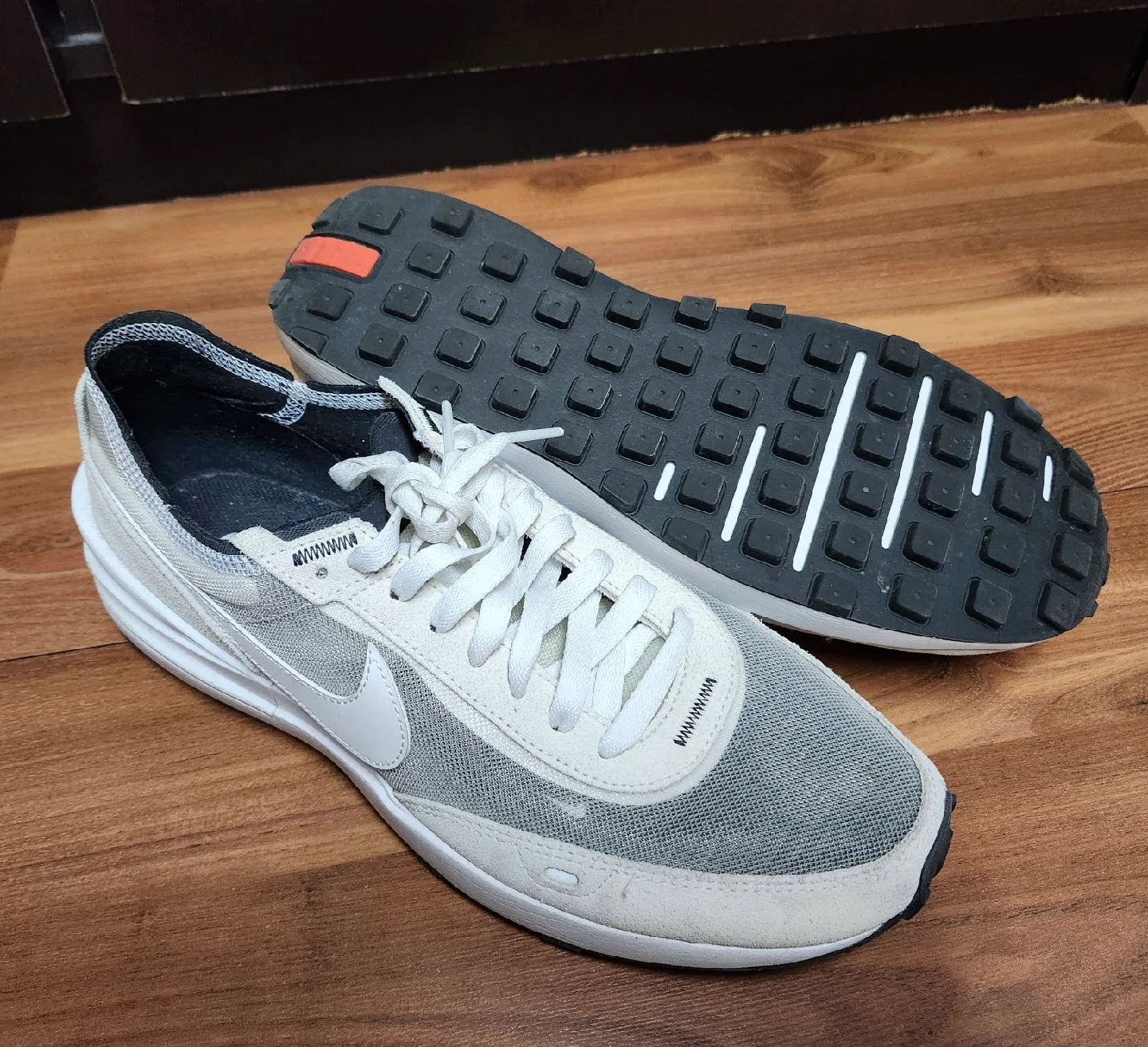 Nike Sneaker / Size 9.5M image indicator(2)