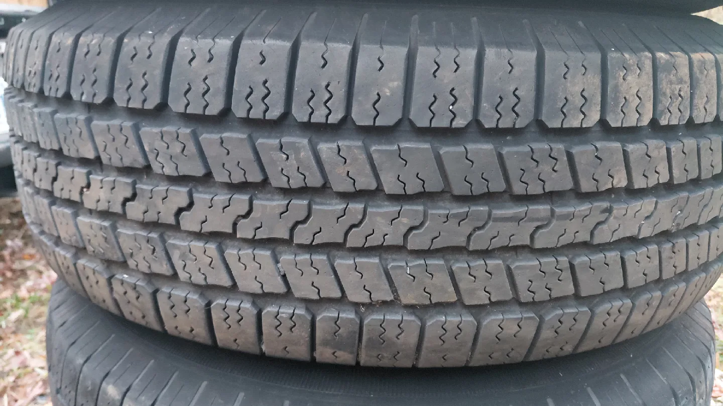 Set of 4 Goodyear P265/70R17 Tires image indicator(3)