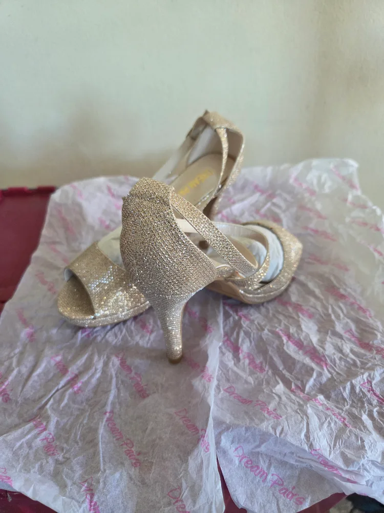 Dream Pairs Gold Heels - Size 6 image indicator(4)