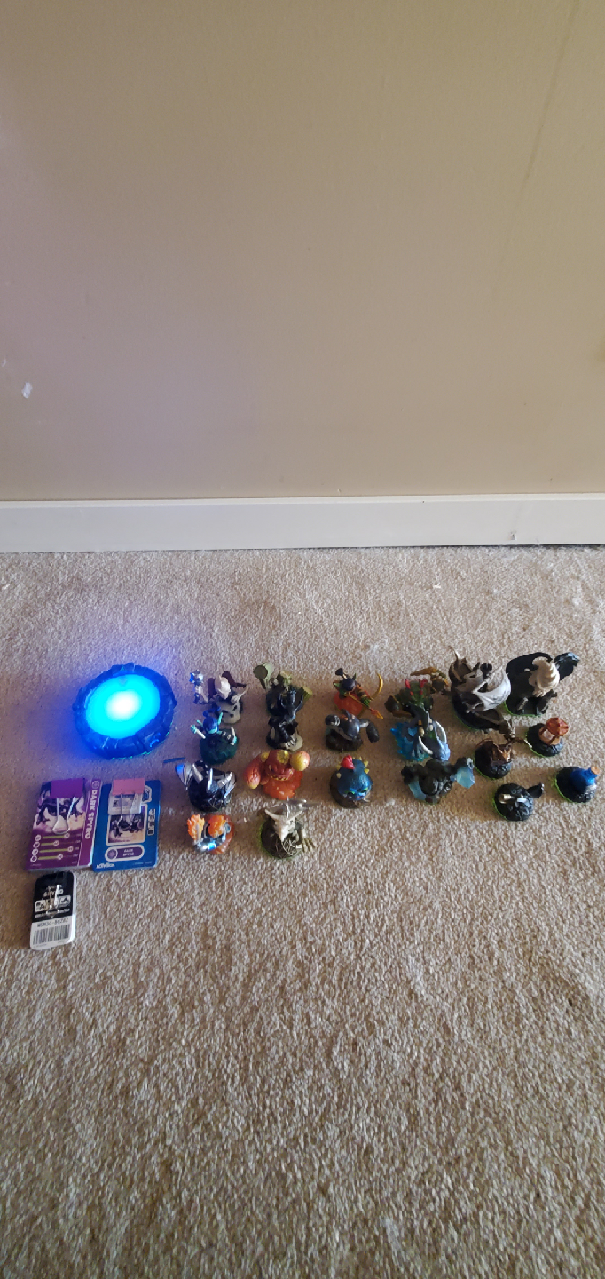 Skylanders Figures & Portal of Power