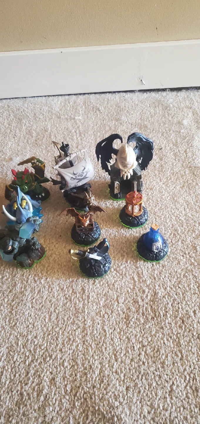 Skylanders Figures & Portal of Power image indicator(4)