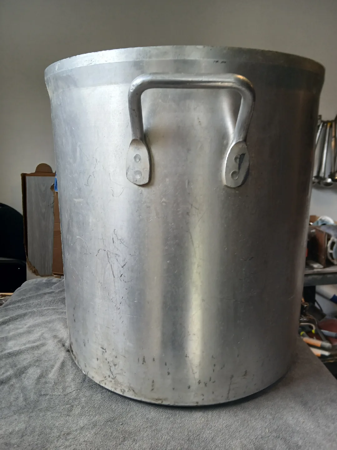 Large Aluminum Stock Pot with Spigot image indicator(2)