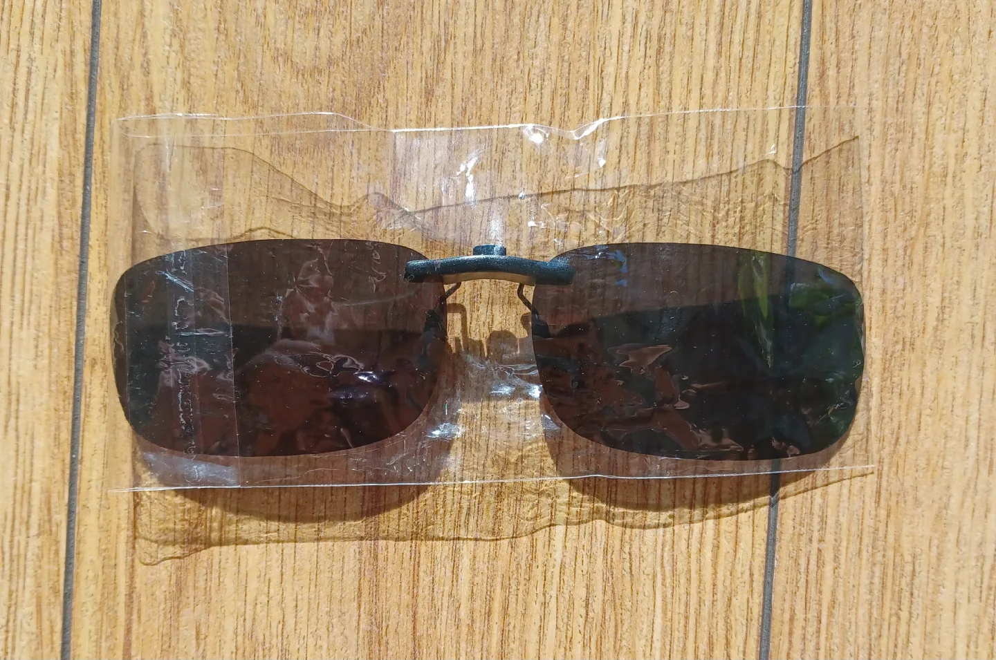 Clip-on Sunglasses - Dark Tint image indicator(3)