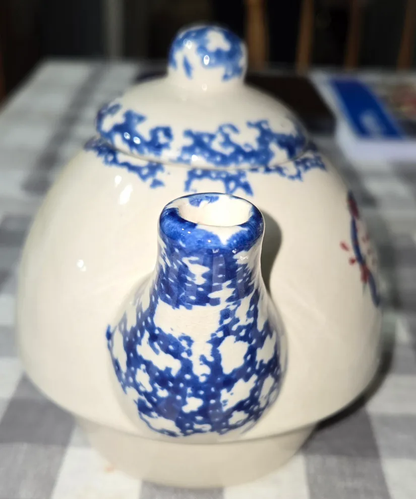 Ceramic Teapot with Heart Design image indicator(4)