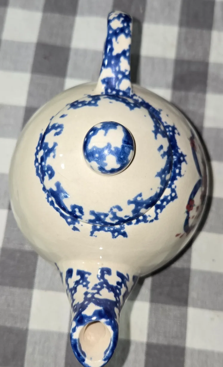 Ceramic Teapot with Heart Design image indicator(5)